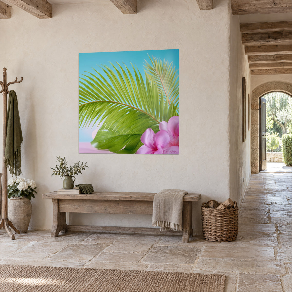 Tableau frondes de palmier pistache et hibiscus rose pâle sur fond bleu lagon, mur crépi d'un couloir en pierre