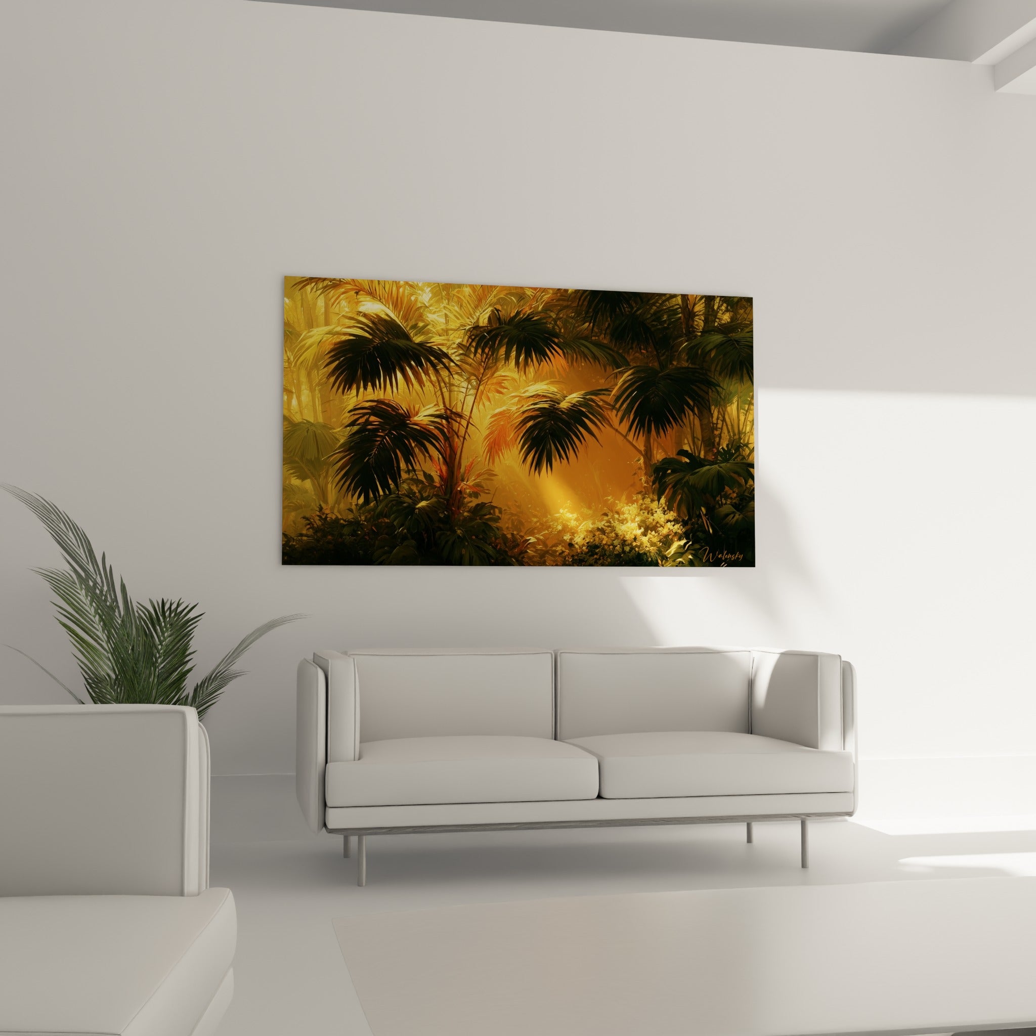 Frondaisons vert profond et lueur dorée d'un tableau feuille de palmier au-dessus d'un canapé dans un salon lumineux