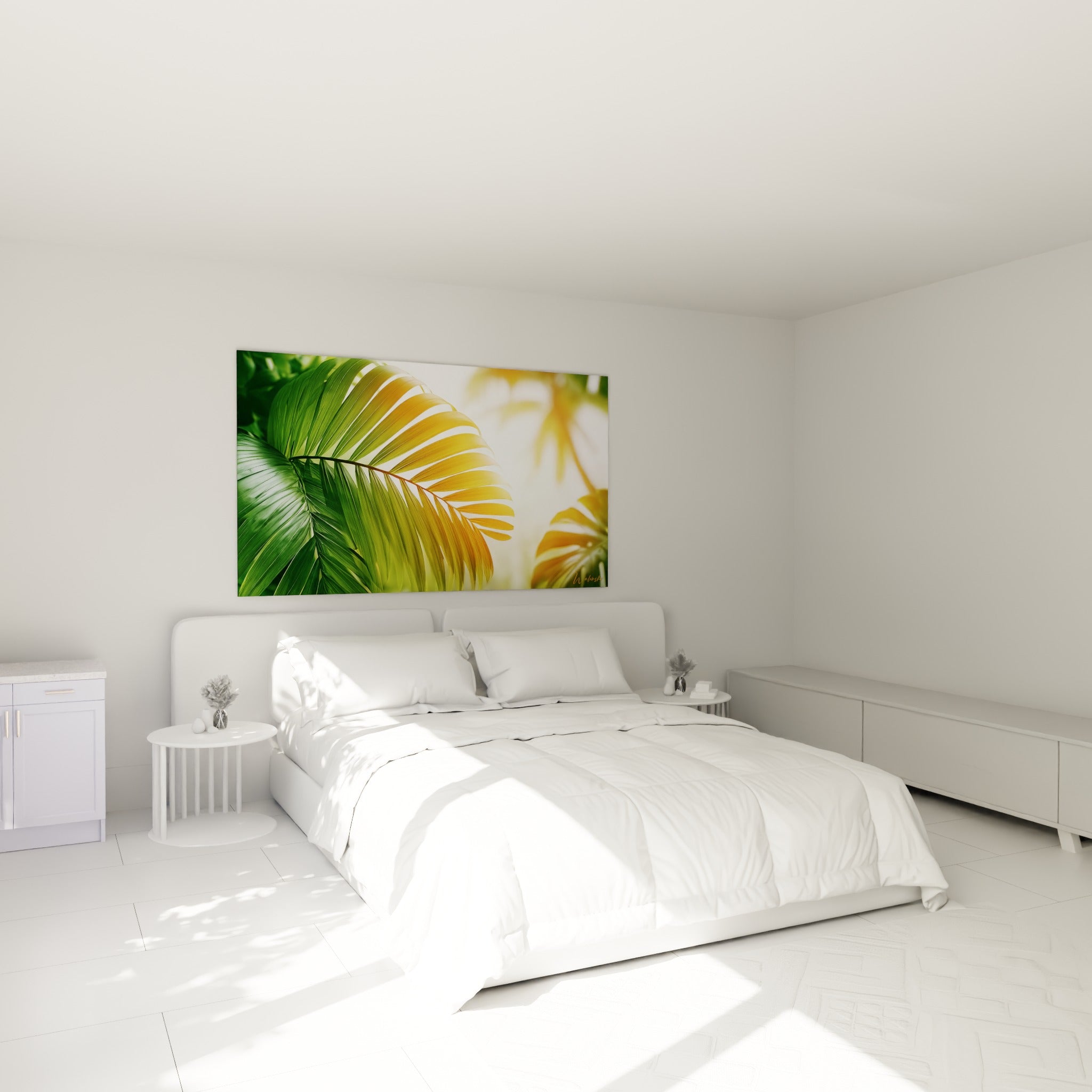 Feuille de palmier aux tons verts et dorés illuminée, accrochée au-dessus d'un lit dans une chambre claire