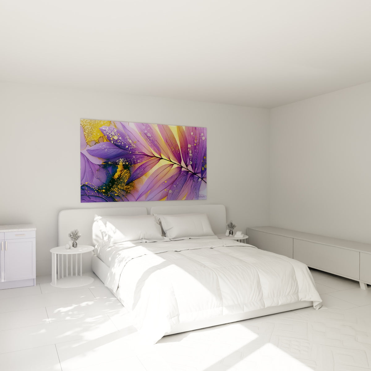 Palmier stylisé en violet et jaune doré, accroché au-dessus d'un lit dans une chambre claire
