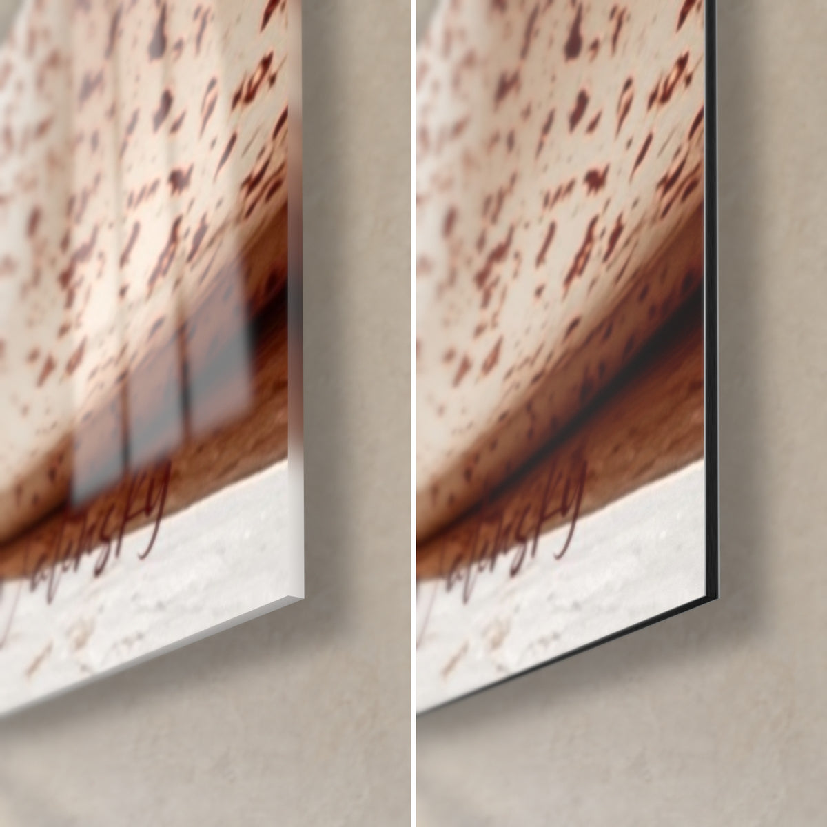 Schilderij groene en witte palm met roestkleurige spikkels, rechtsonder: glanzend glas met reflecties, mat zwart Dibond en 3 mm rand