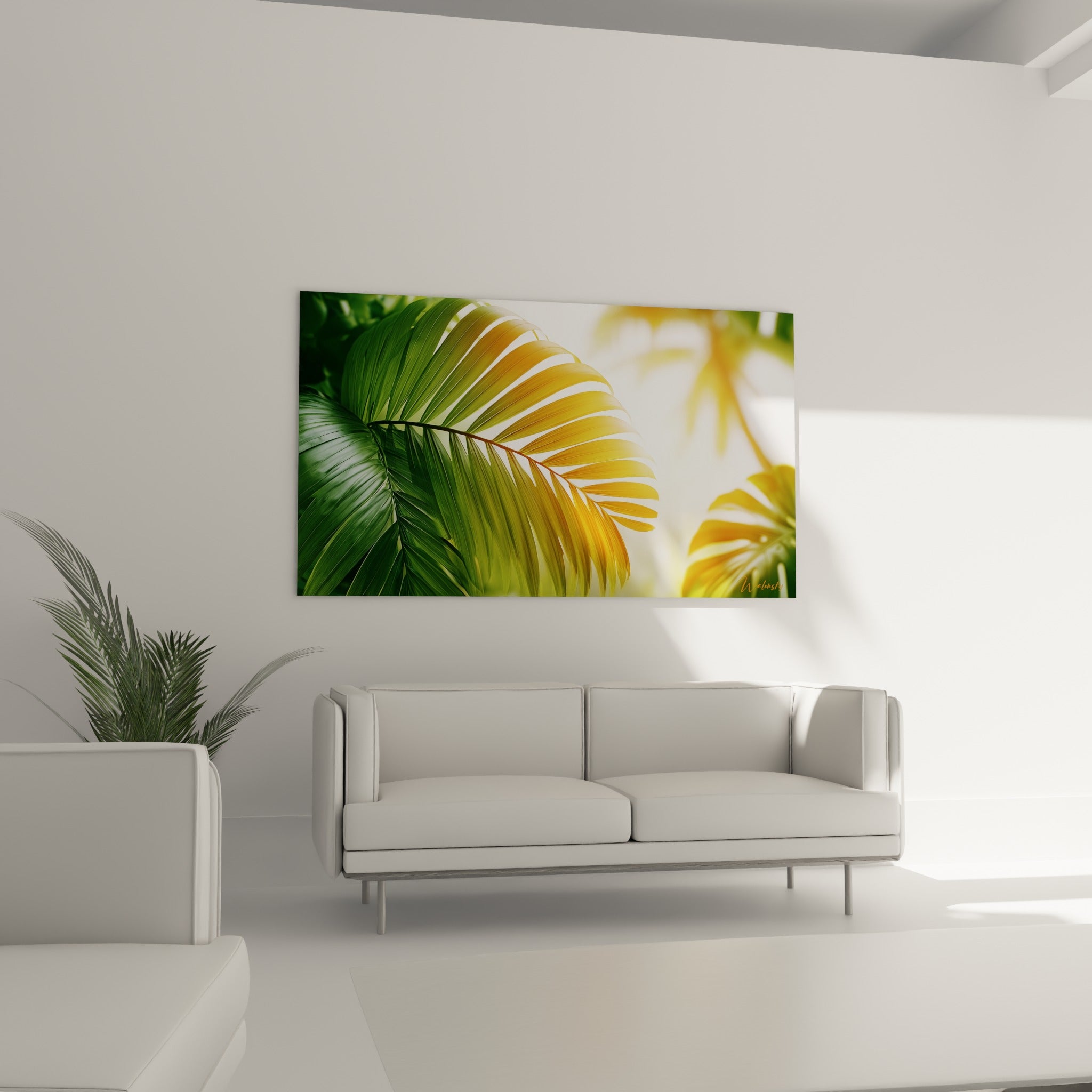 Palme tropicale verte et orangée baignée de lumière, disposée au-dessus d'un canapé dans un salon lumineux