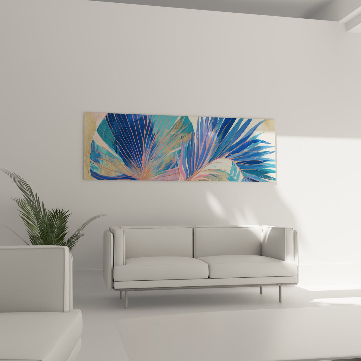 Motif tropical bleu marine et rose aux reflets dorés, au-dessus d'un canapé dans un salon lumineux