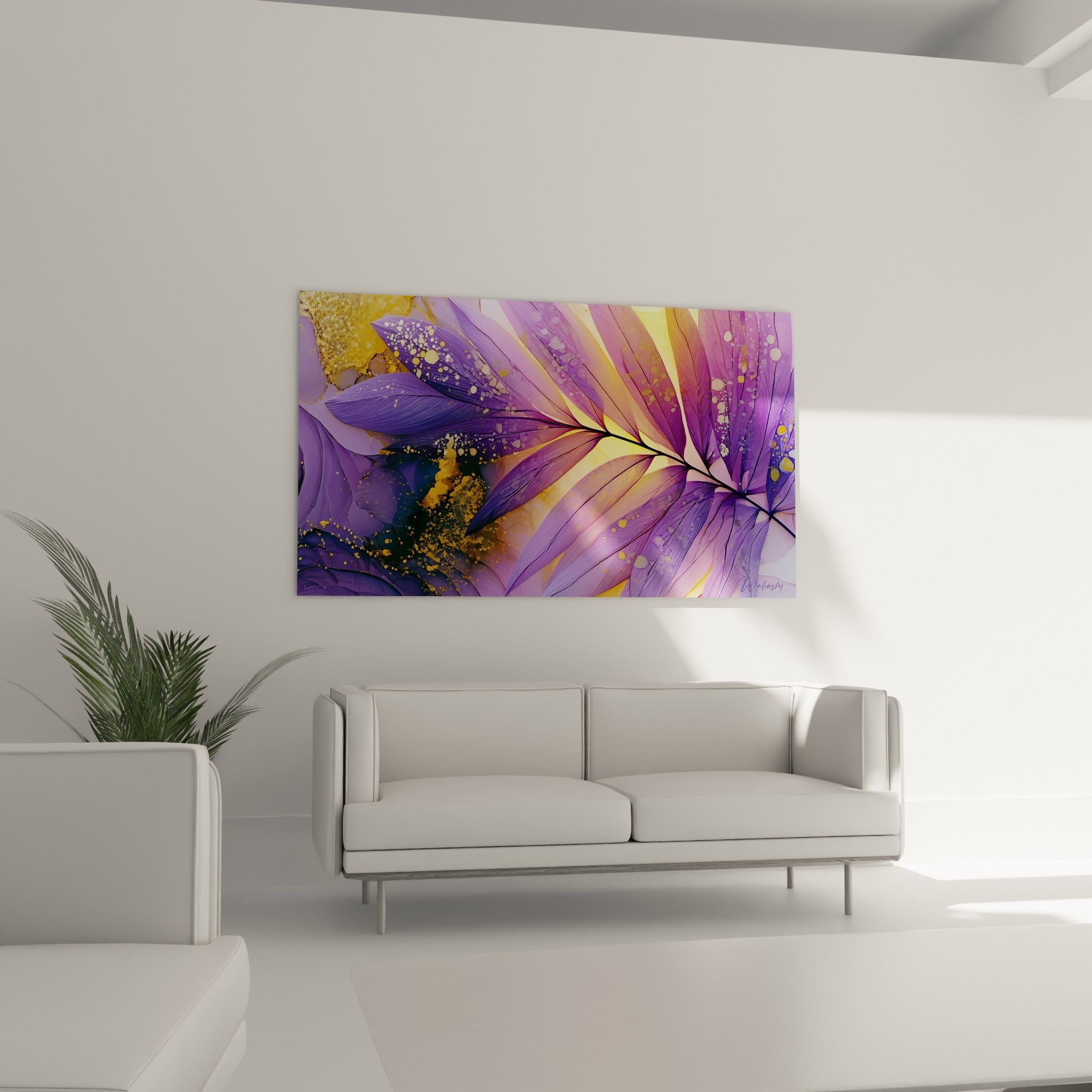 Feuille tropicale violette traversée de lumière dorée, au-dessus d'un canapé dans un salon lumineux