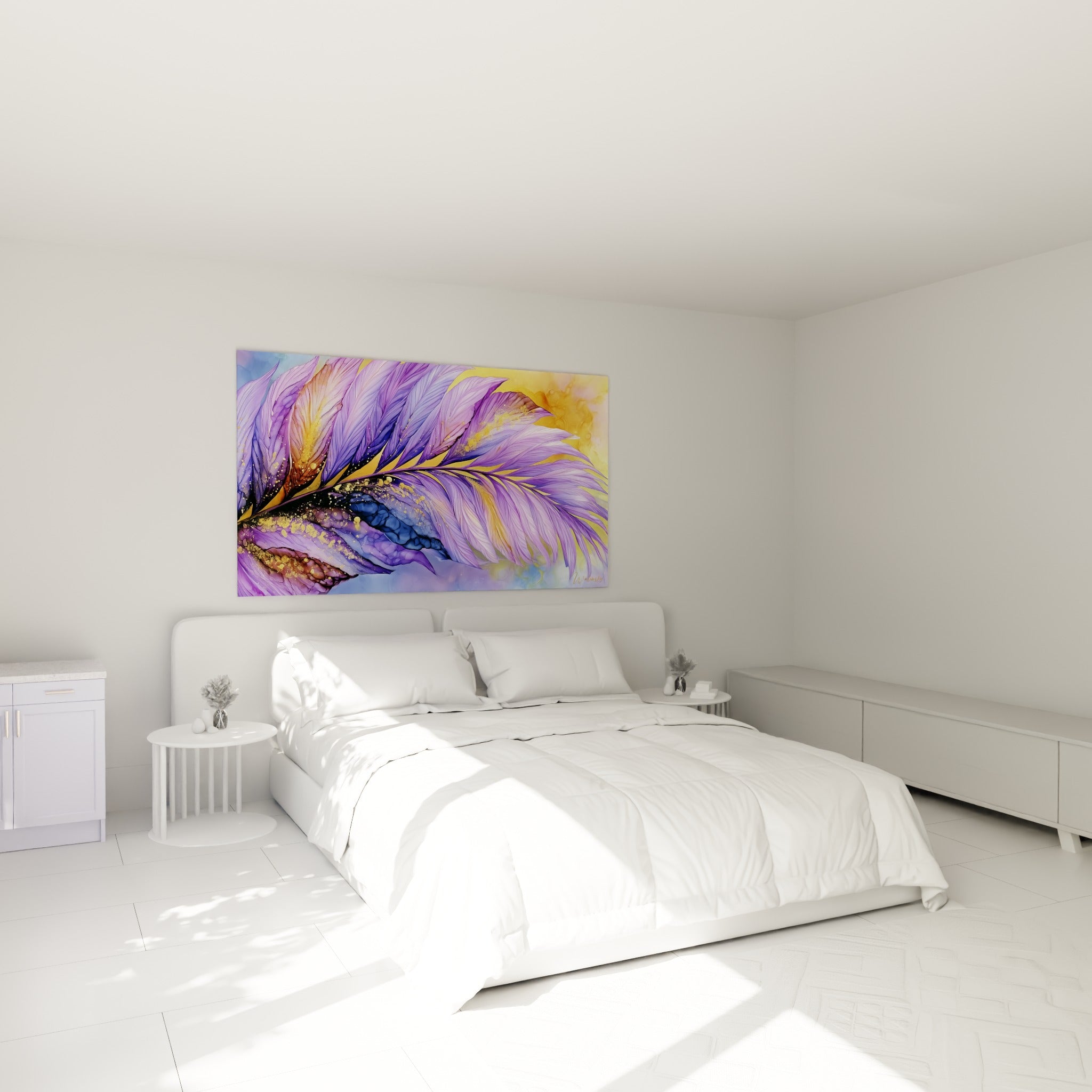 Nervures violettes et dorées d'une feuille de palmier au-dessus d'un lit dans une chambre claire