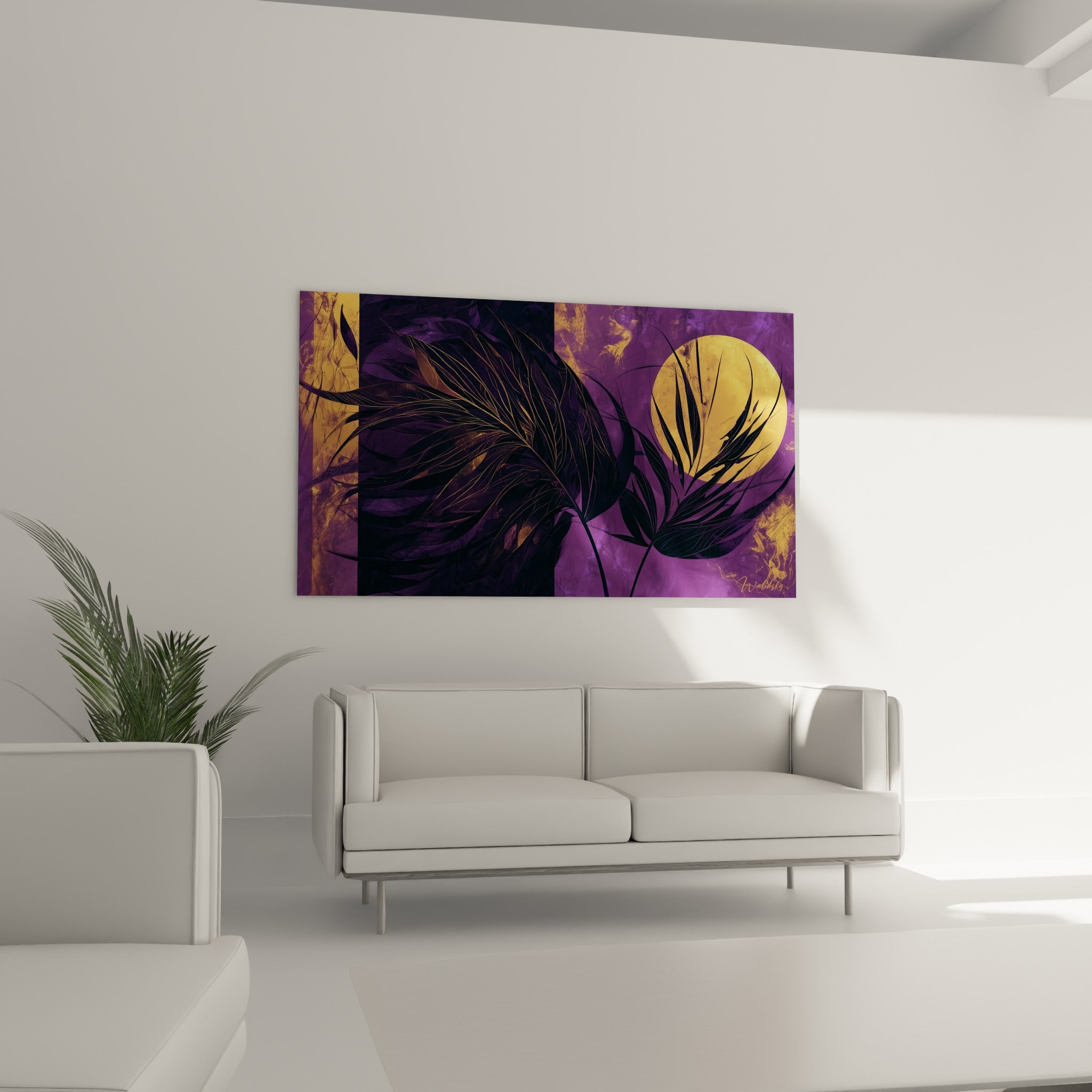 Feuillage anthracite et disque doré se détachant sur un fond violet, au-dessus d'un canapé dans un salon lumineux