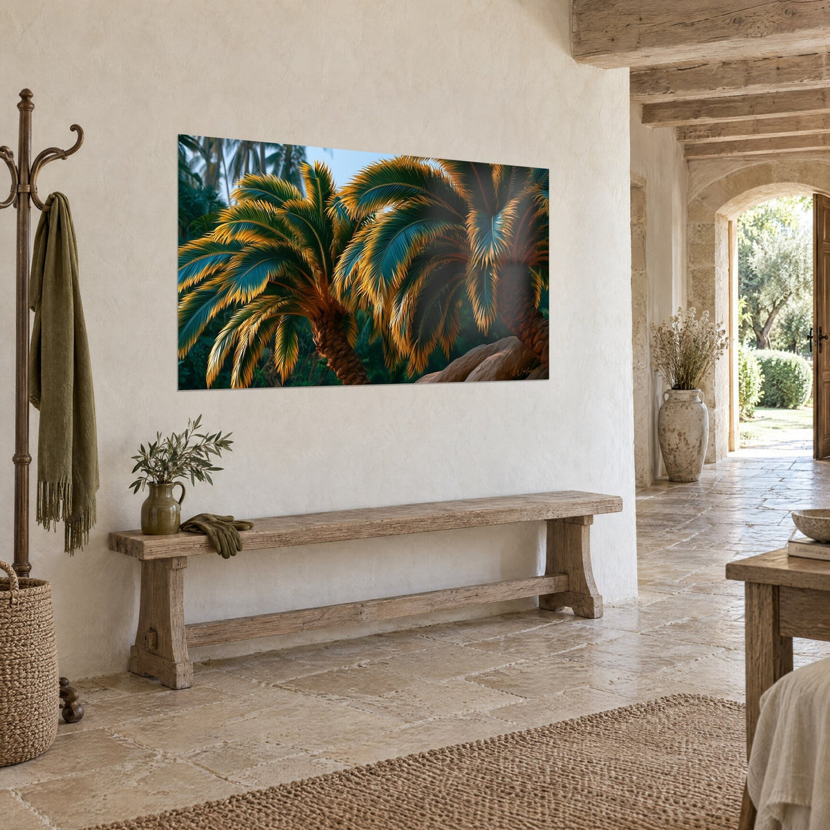 Tableau frondaison tropicale turquoise et dorée aux palmes arquées sur un mur crépi, console en bois, couloir de pierre