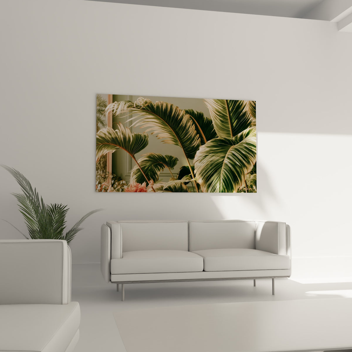 Feuillage tropical vert olive et rose pâle, disposé au-dessus d'un canapé dans un salon lumineux