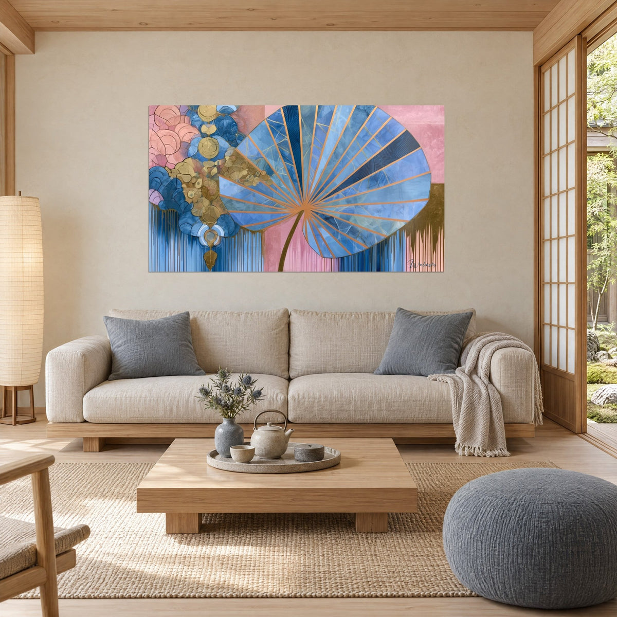 Gemälde Fächerpalmenblatt in Taubenblau, kupferfarbene Adern und goldene Lasuren, über dem Sofa in einem hellen Wohnzimmer