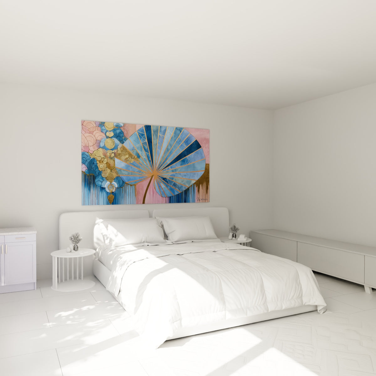 Éventail végétal bleu ciel et rose terracotta orné de fils dorés, au-dessus d'un lit dans une chambre claire