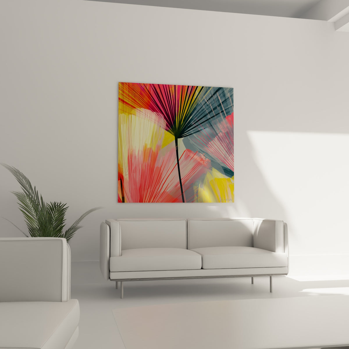 Éventail végétal anthracite et rose vif, disposé au-dessus d'un canapé dans un salon lumineux