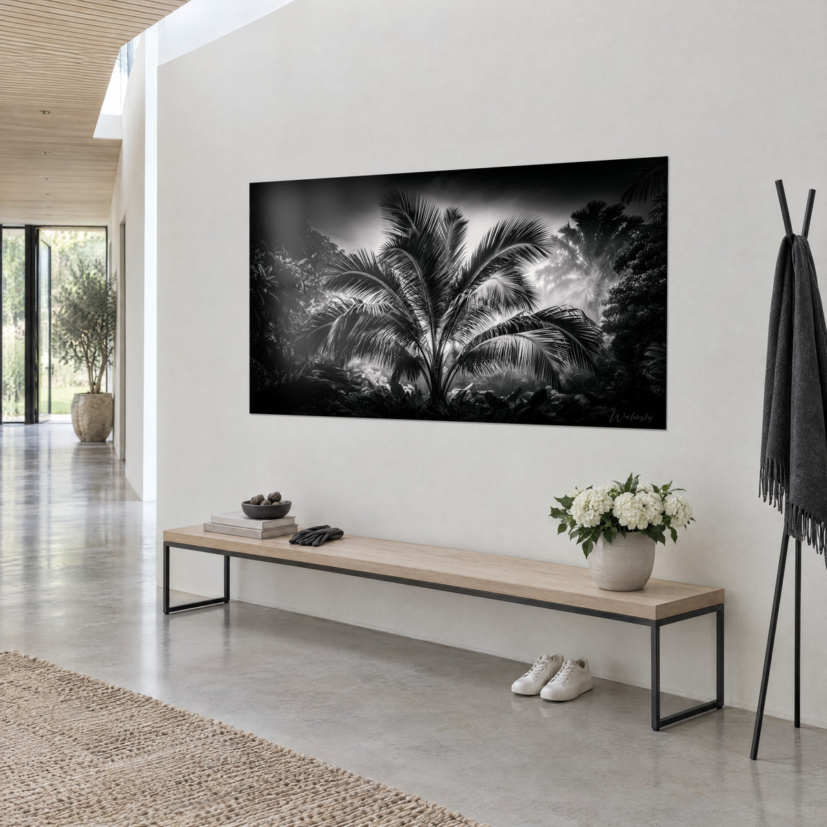 Tableau cocotier monochrome aux palmes ciselées, fond noir profond et brume blanche, sur un mur crème au-dessus d'un banc bois et métal
