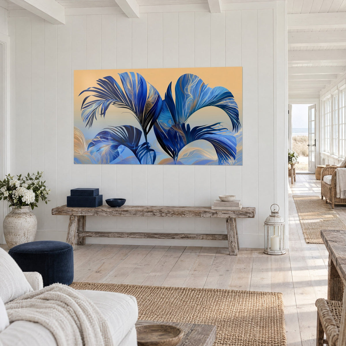 Gemälde Palmwedel in Marineblau und Gold, aprikosenfarbener Himmel, an einer weißen Wandvertäfelung neben einer Konsole