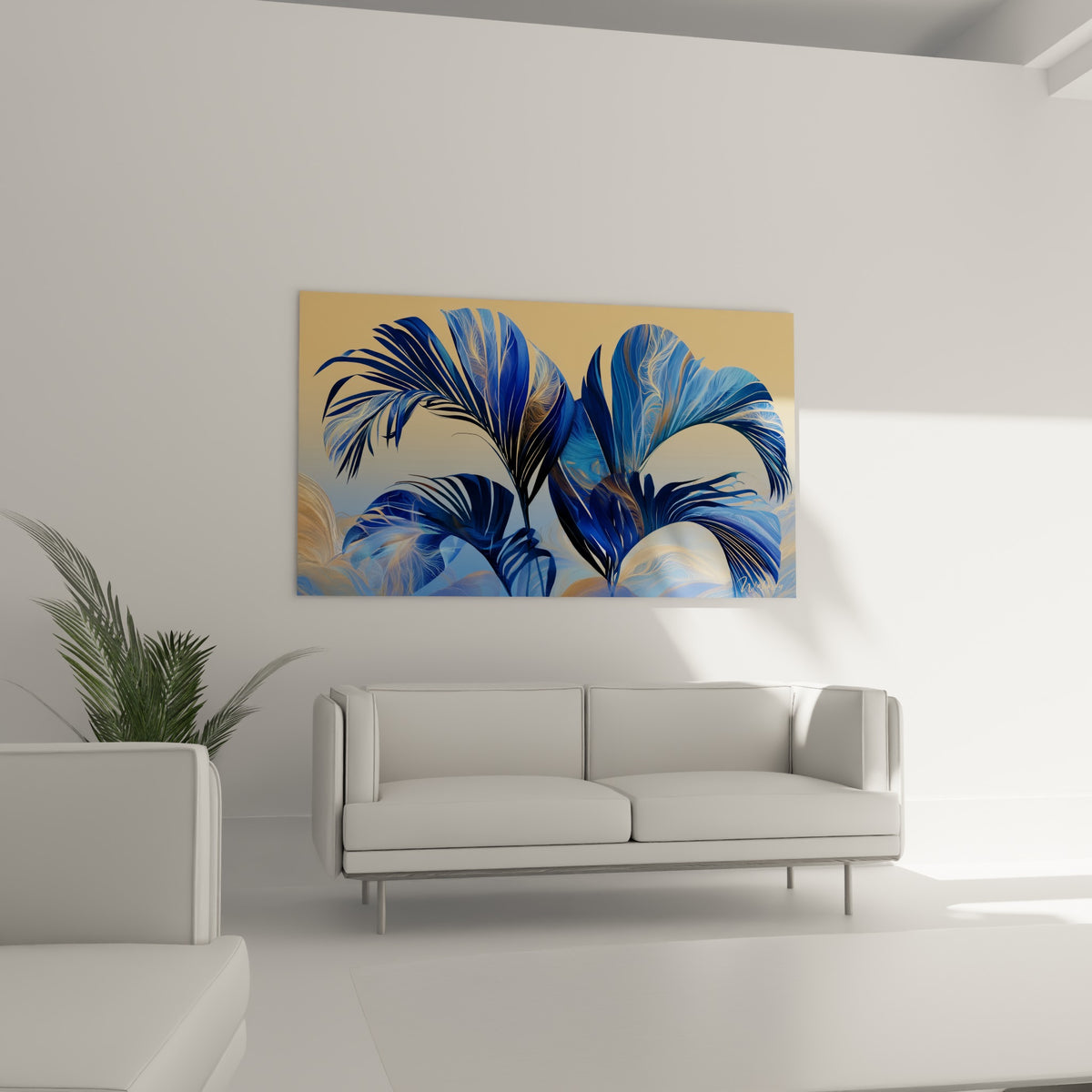 Palmes bleues et ocre entrelacées au-dessus d'un canapé dans un salon lumineux
