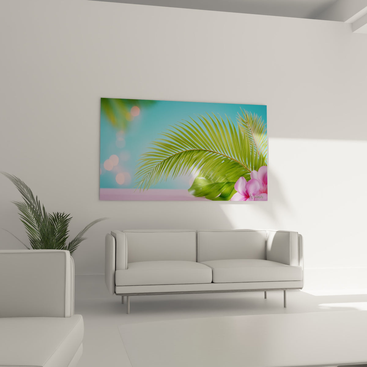 Feuillage tropical vert et fleurs roses sur fond turquoise, au-dessus d'un canapé dans un salon lumineux