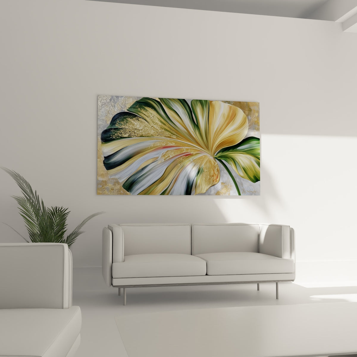 Feuille de palmier or et vert bouteille aux nervures fines au-dessus d'un canapé dans un salon lumineux