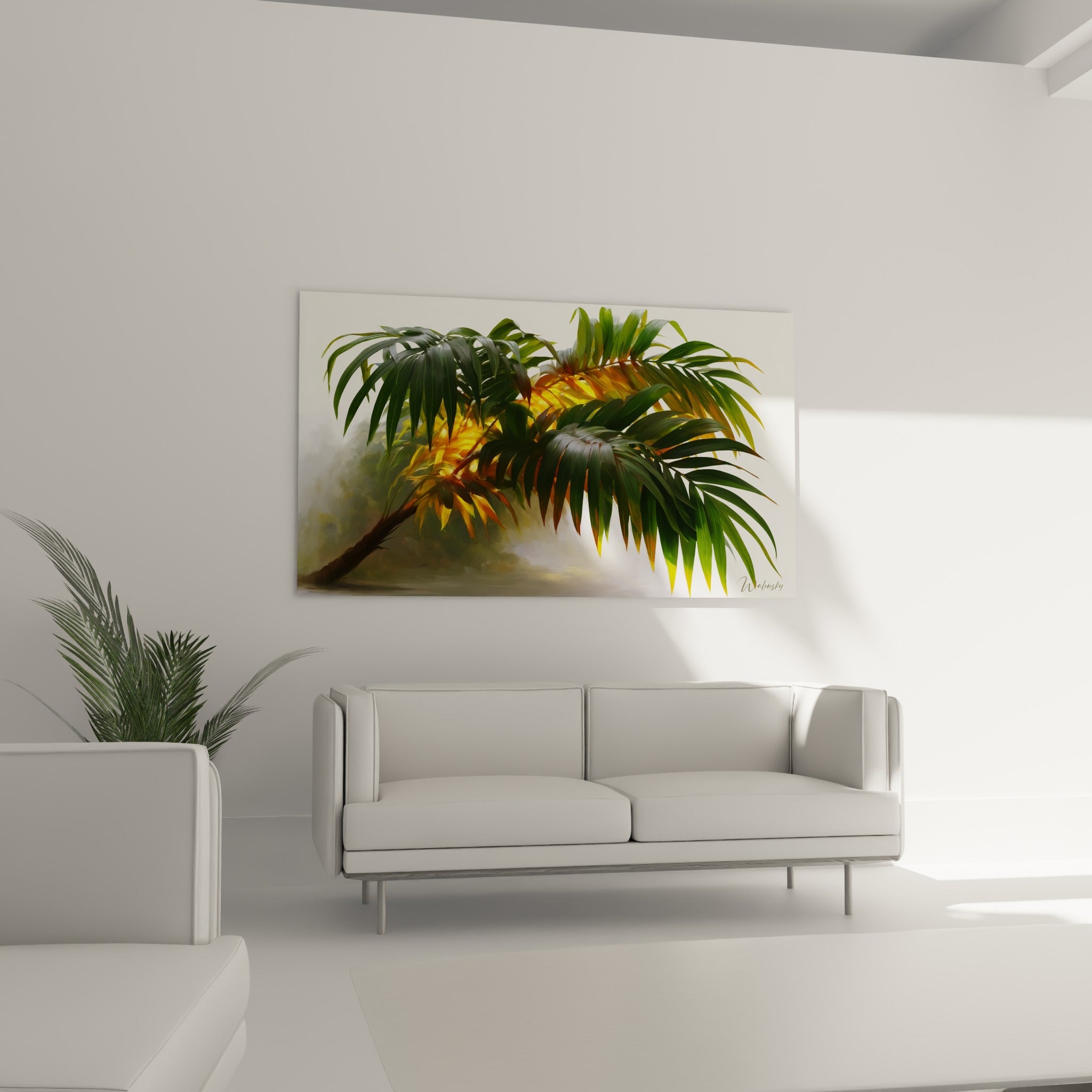 Feuillage tropical vert profond et ocre lumineux, feuille de palmier suspendue au-dessus d'un canapé dans un salon lumineux
