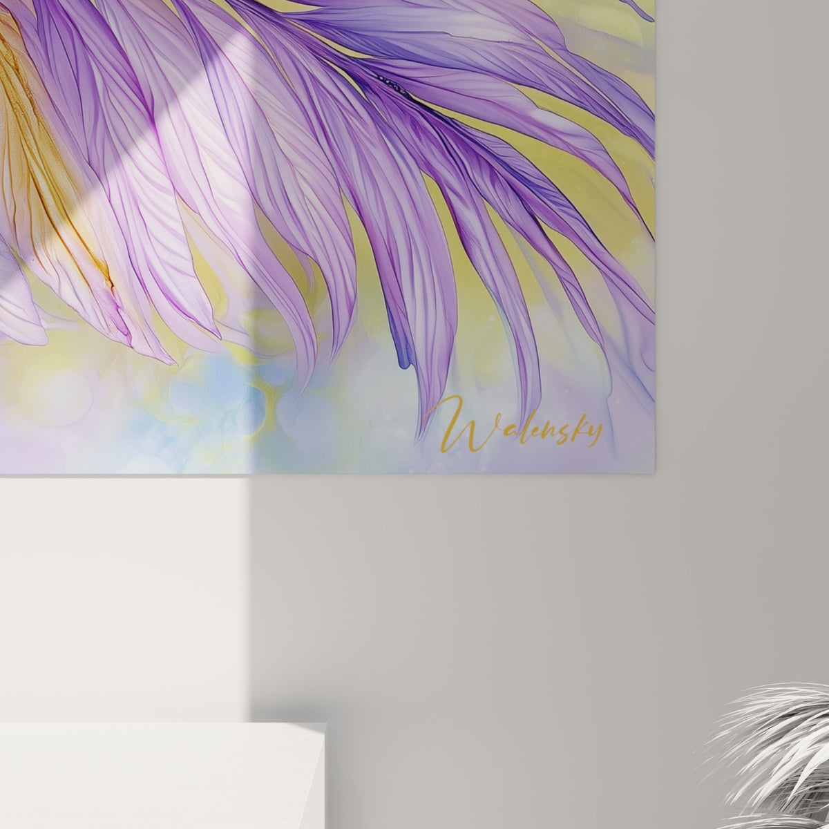 Empâtements dorés et coulures violettes se mêlant au bleu marine sur la matière de l'impression du tableau