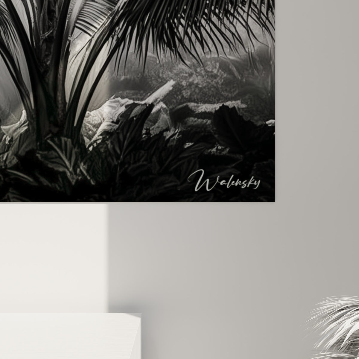Détail des nervures argentées et zones sombres du feuillage, texture fine entre gris anthracite et blanc