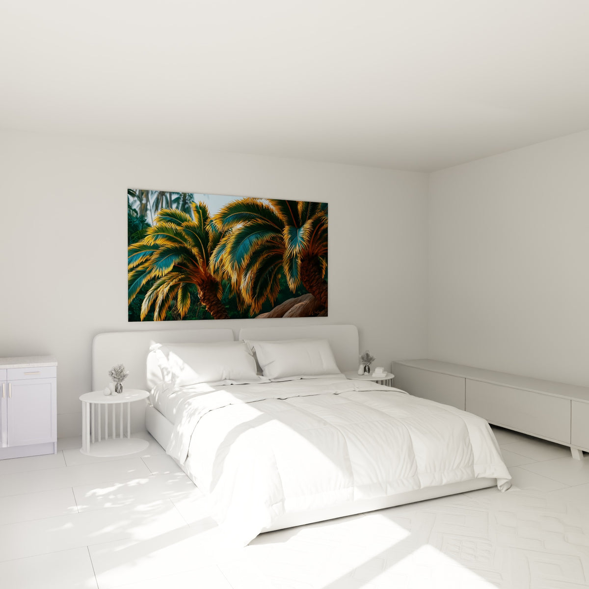 Palmiers dorés et émeraude aux frondes tombantes, au-dessus d'un lit dans une chambre claire