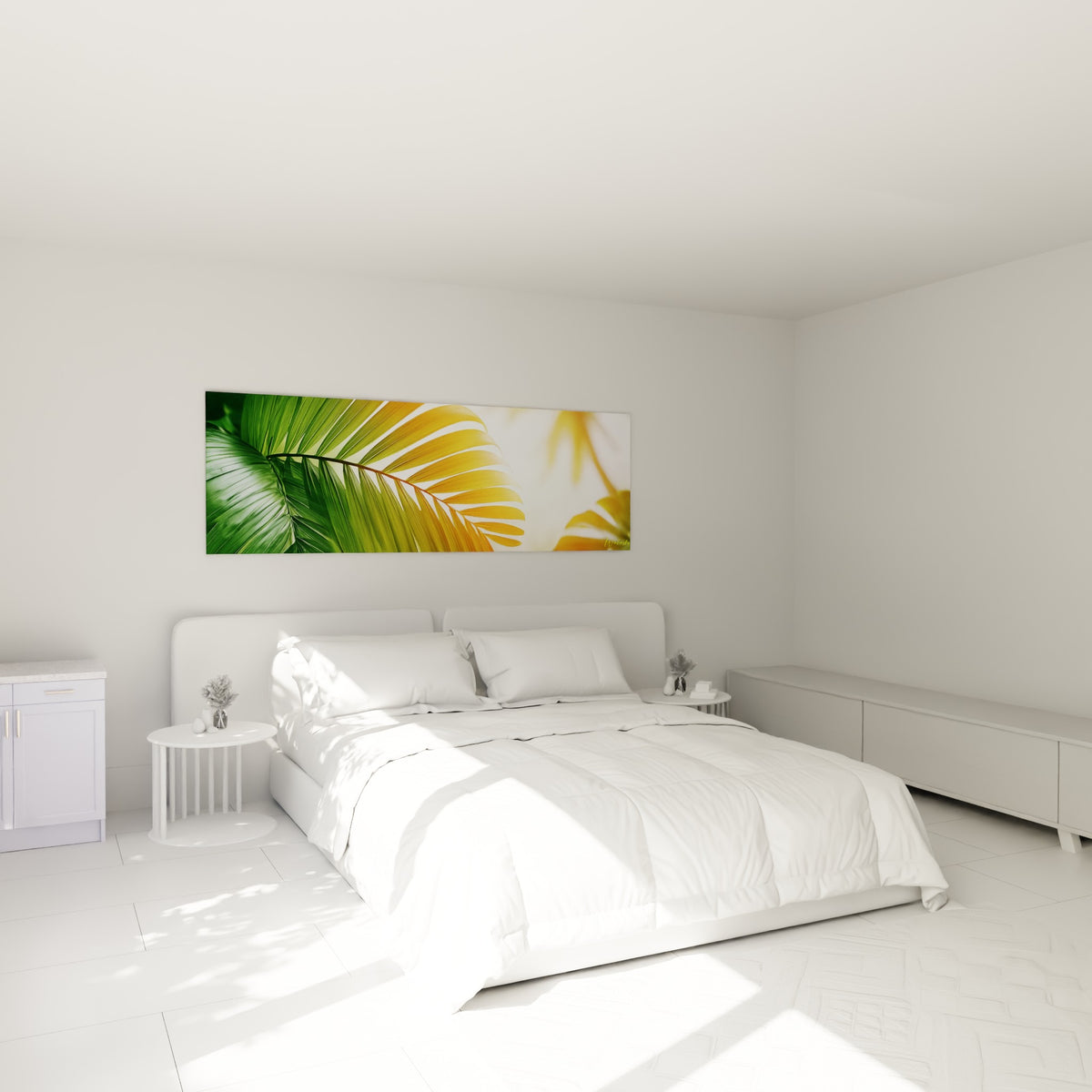 Palmes vertes et dorées traversées par la lumière, au-dessus d'un lit dans une chambre claire