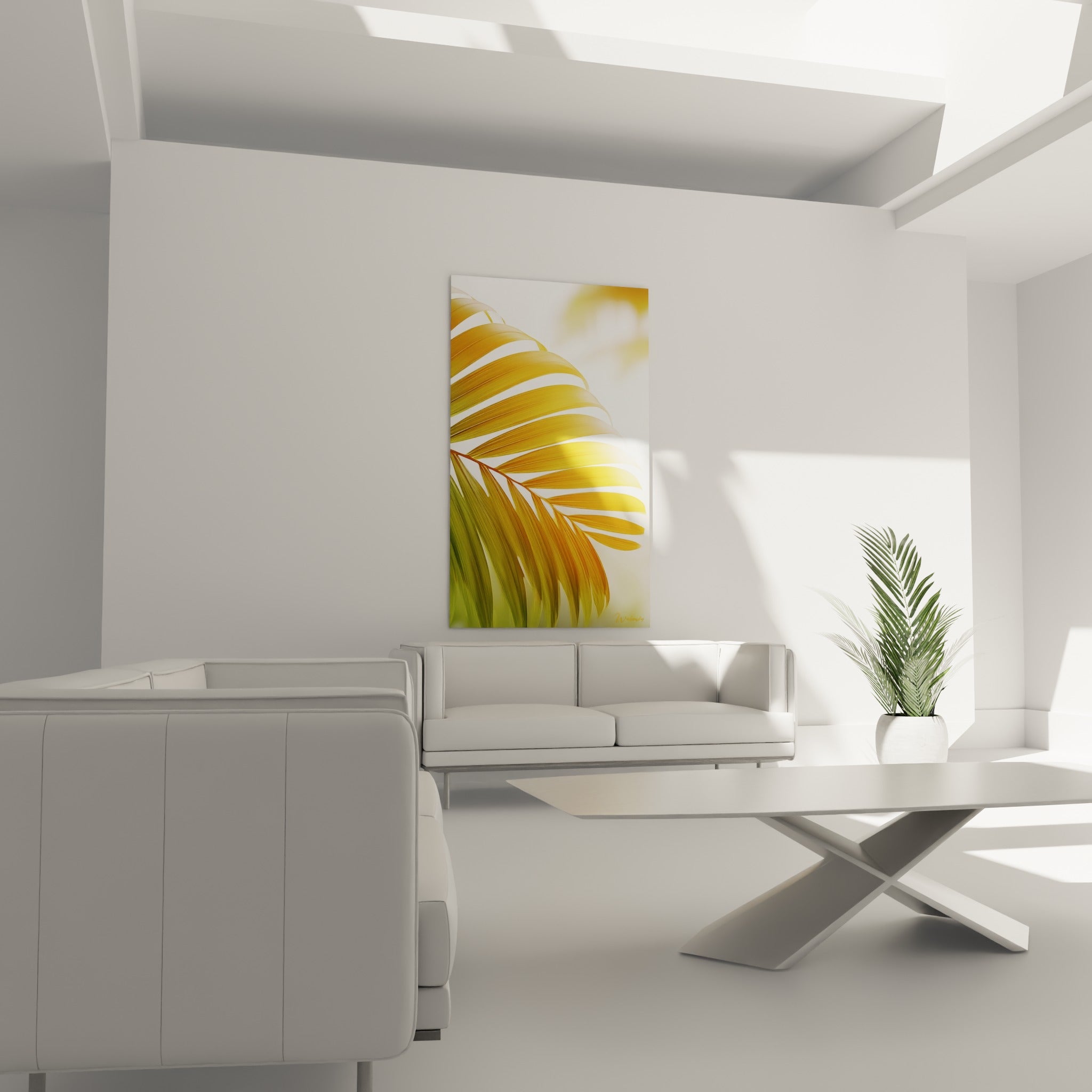 Feuillage tropical doré et vert tendre au-dessus d'un canapé dans un salon lumineux