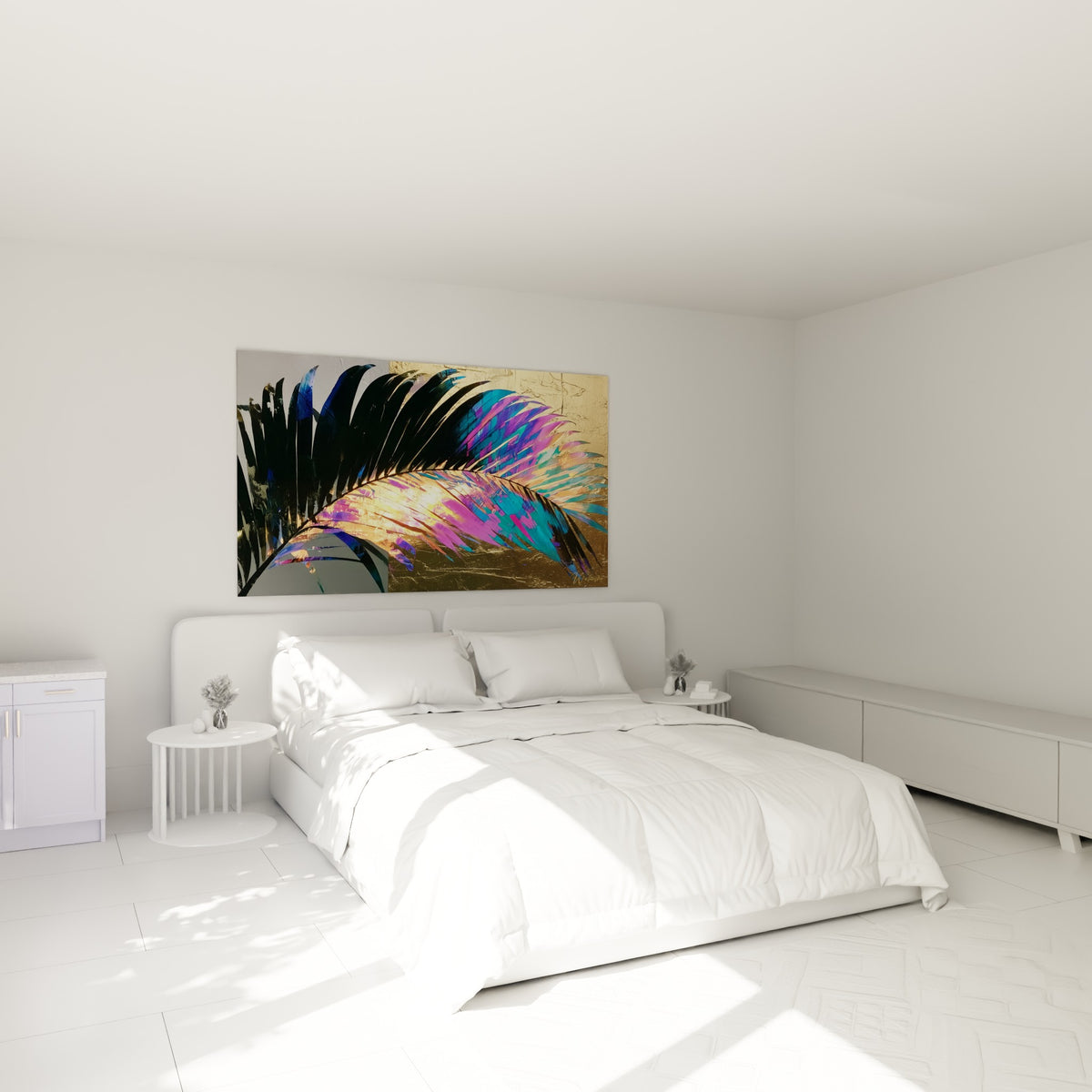 Palme irisée dorée et magenta déployée au-dessus d'un lit dans une chambre claire