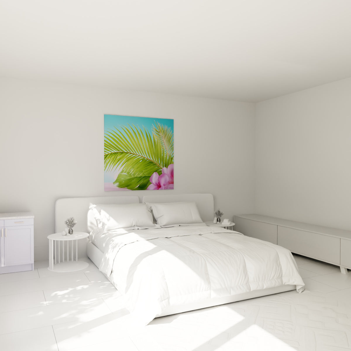 Palme verte et fleurs roses éclatantes accrochées au-dessus d'un lit dans une chambre claire