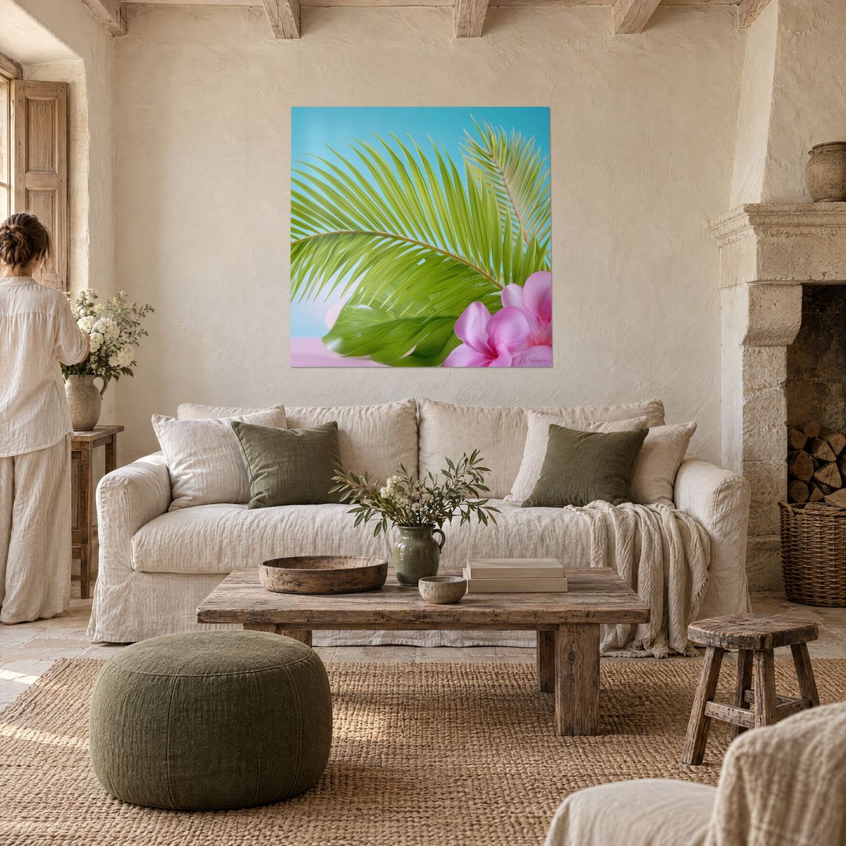 Tableau palme tropicale vert tendre sur ciel turquoise, fleurs roses en coin, au-dessus d'un canapé dans un salon lumineux