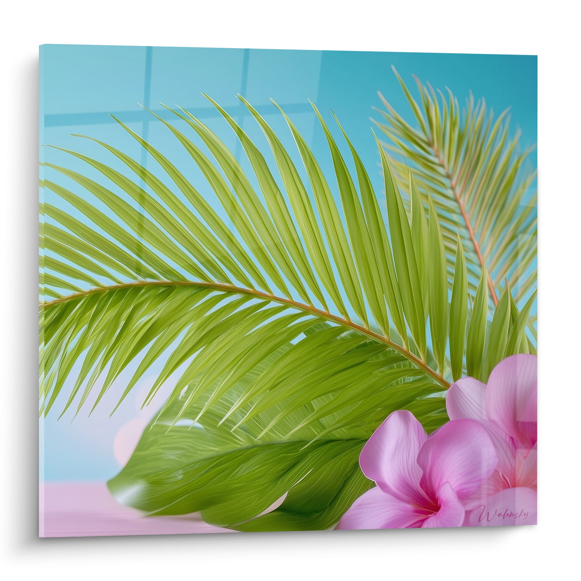 Feuille de palmier verte déployée près de fleurs roses sur fond bleu turquoise vif