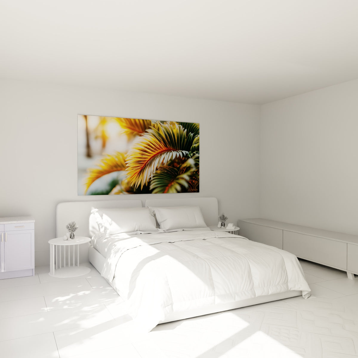 Palme tropicale ocre et vert profond illuminée, accrochée au-dessus d'un lit dans une chambre claire