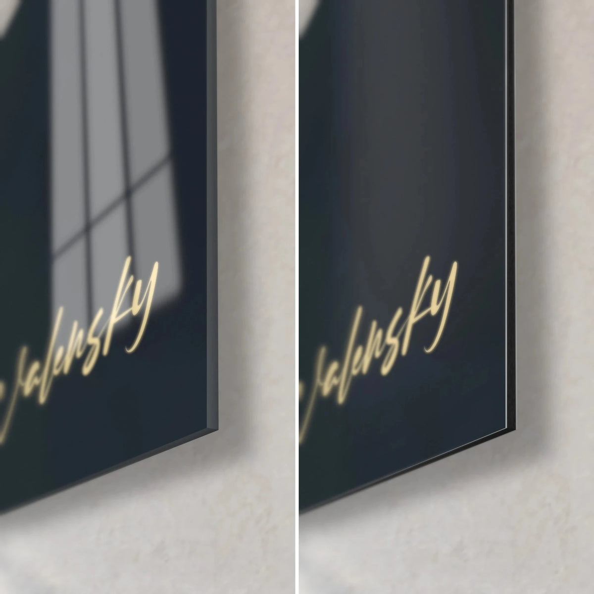 Tableau monstera doré, coin bas droit : verre acrylique brillant et reflets à gauche, alu Dibond mat noir bleuté à droite