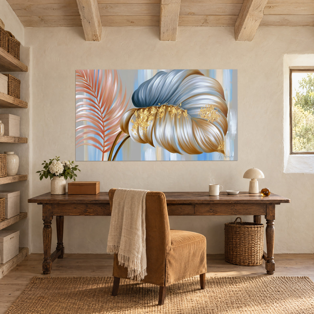 Tableau pétale bleu pétrole et doré parsemé de feuilles d'or, palme saumon, au-dessus d'un bureau en bois brut