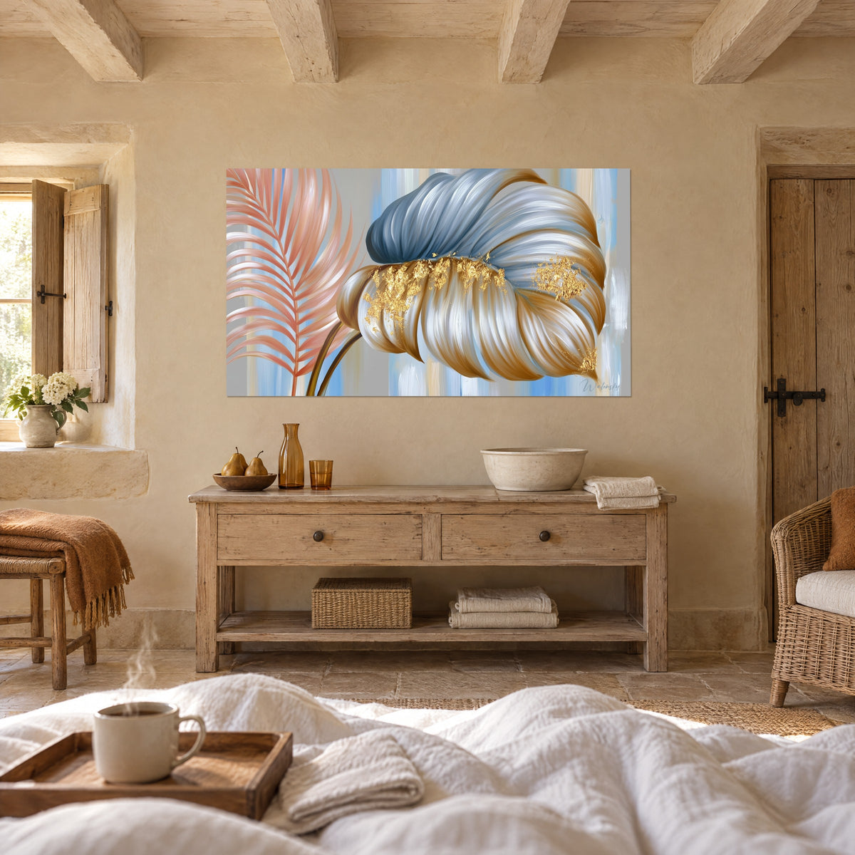 Tableau éclosion précieuse, pétales bleu nuit et cuivre, palme corail en fond rayé, au-dessus d'un lit dans une chambre claire