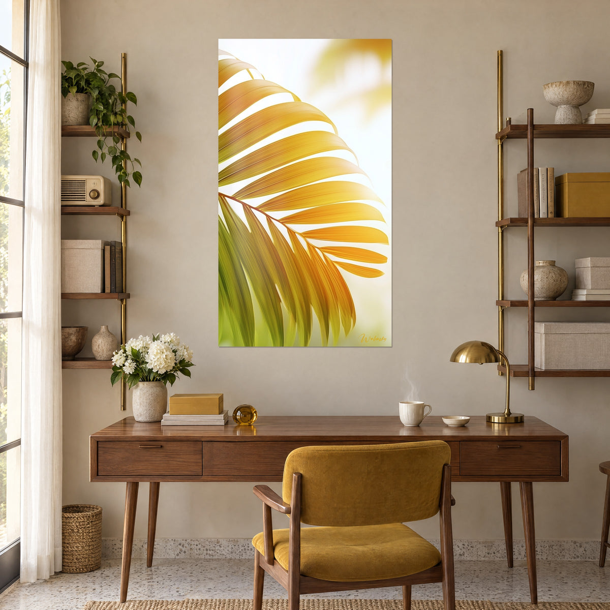 Tableau palme lumineuse aux reflets topaze et verts, accrochée au-dessus d'un bureau en bois, lampe laiton et fauteuil moutarde