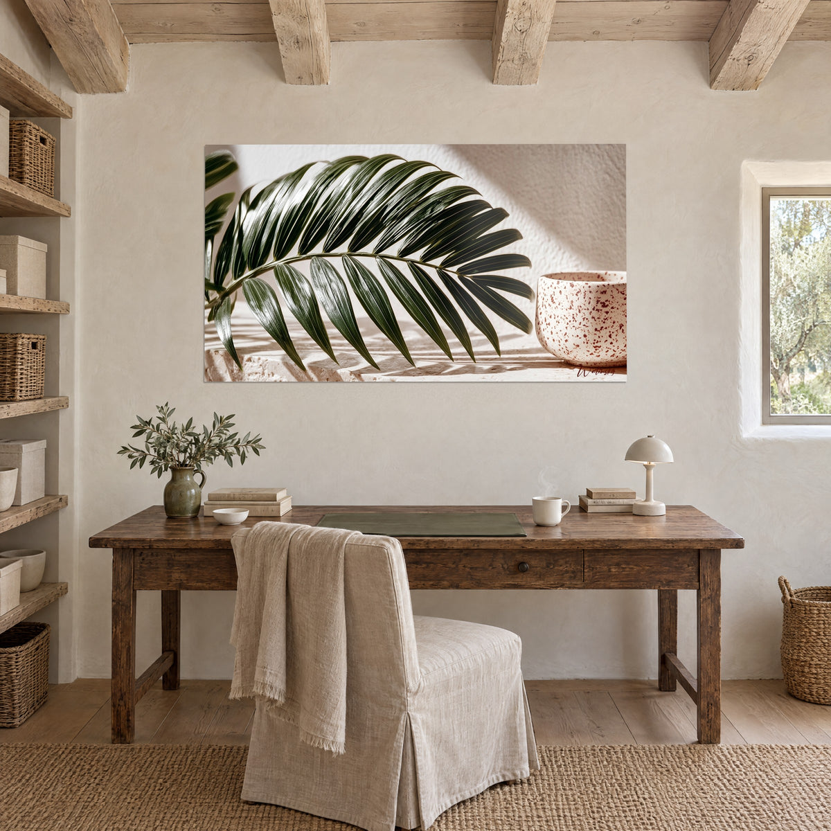 Schilderij bosgroen palmblad en roze zand, gespikkelde keramische kom, aan de muur van een stenen kantoor met houten balken