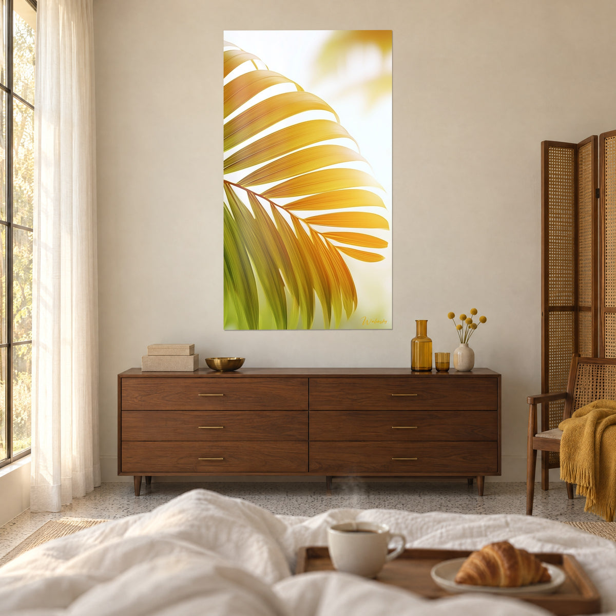 Tableau branche de palmier orangée sur fond crème, base verte en flou, une couette blanche et un croissant au-dessus d'un lit dans une chambre claire