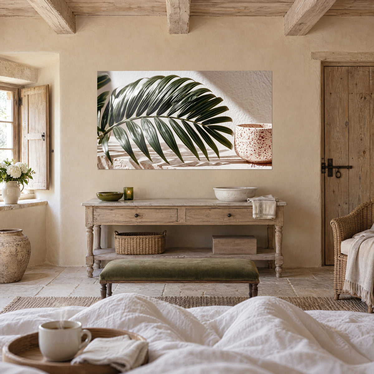 Schilderij smaragdgroene palmbladeren op een beige muurtje, witte schaal met baksteenkleurige vlekjes, boven een bed in een lichte slaapkamer