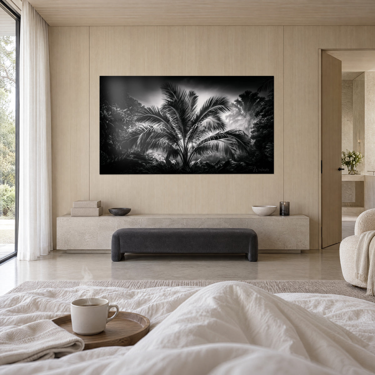 Tableau palme géante en gris argenté et noir, brume lumineuse entre les feuilles, au-dessus d'un lit dans une chambre claire