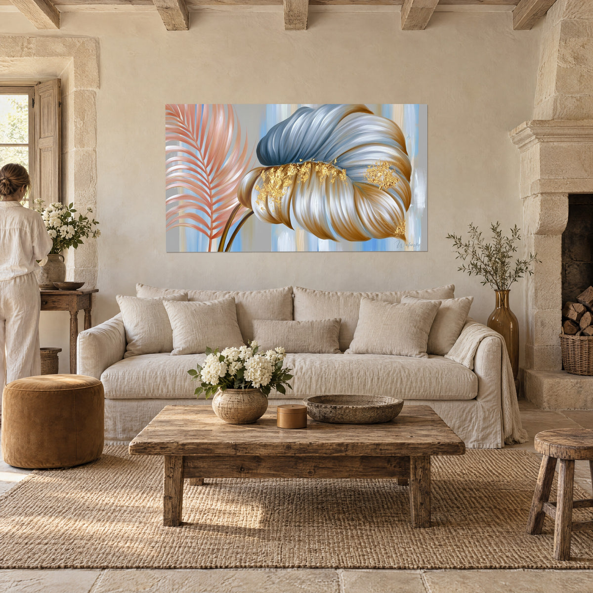 Tableau grande corolle bleu acier et ocre aux touches d'or, palme rose corail, au-dessus d'un canapé dans un salon lumineux