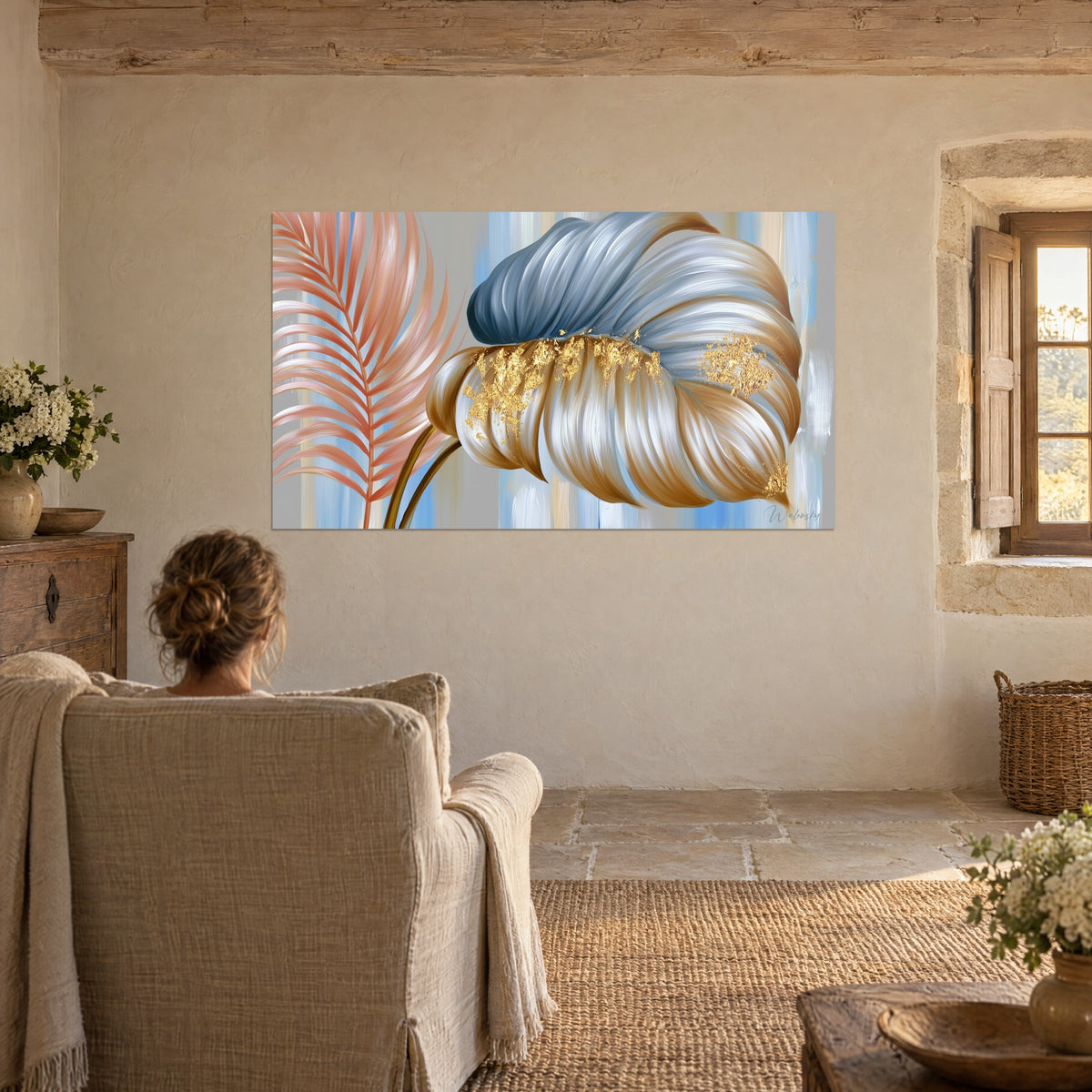 Tableau fleur sculptée gris-bleu aux reflets cuivrés, palme rose pâle, face à un fauteuil près d'une fenêtre en pierre