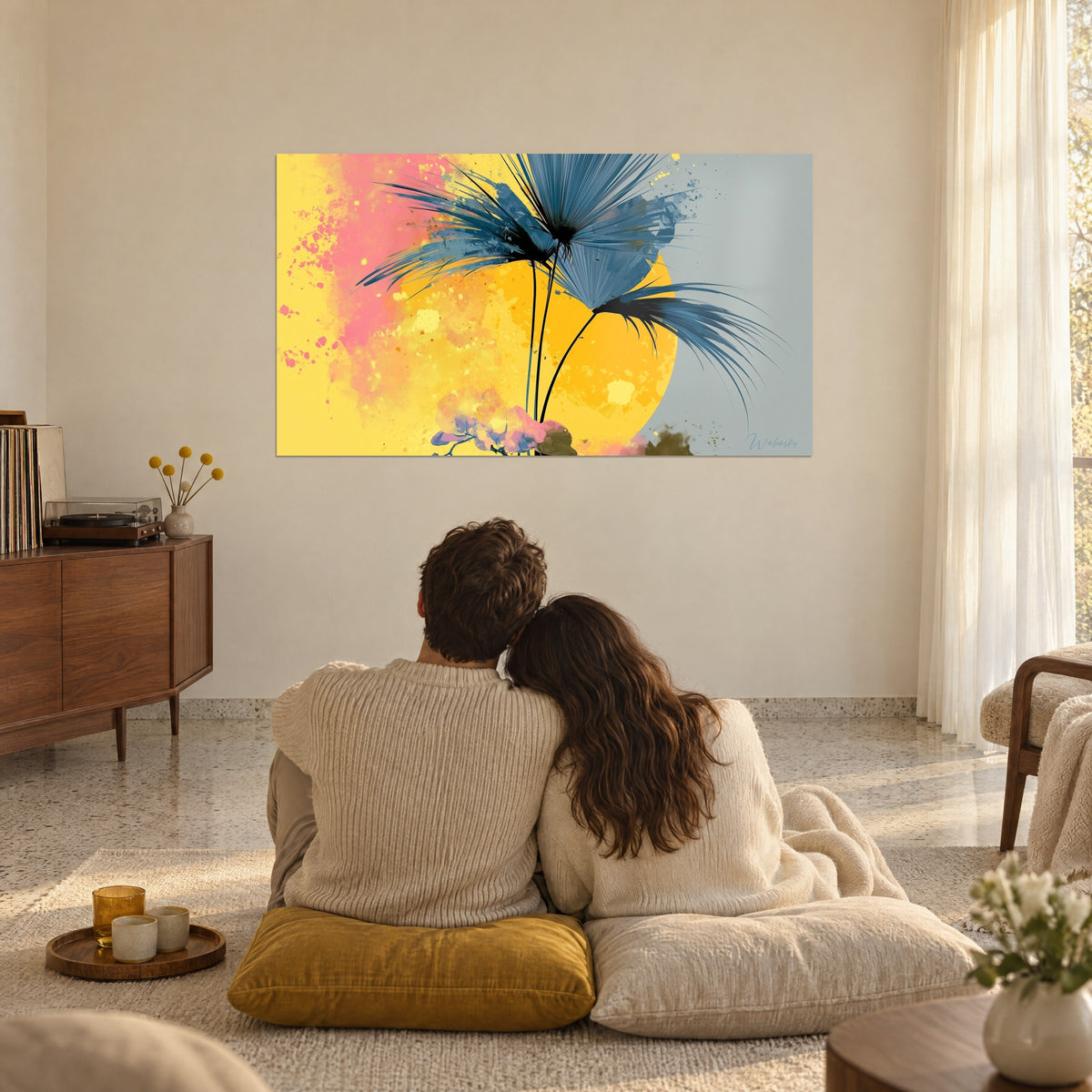 Tableau palme géante bleu pétrole devant un astre jaune et brume rose, couple enlacé de dos sur des coussins moutarde, grand salon lumineux