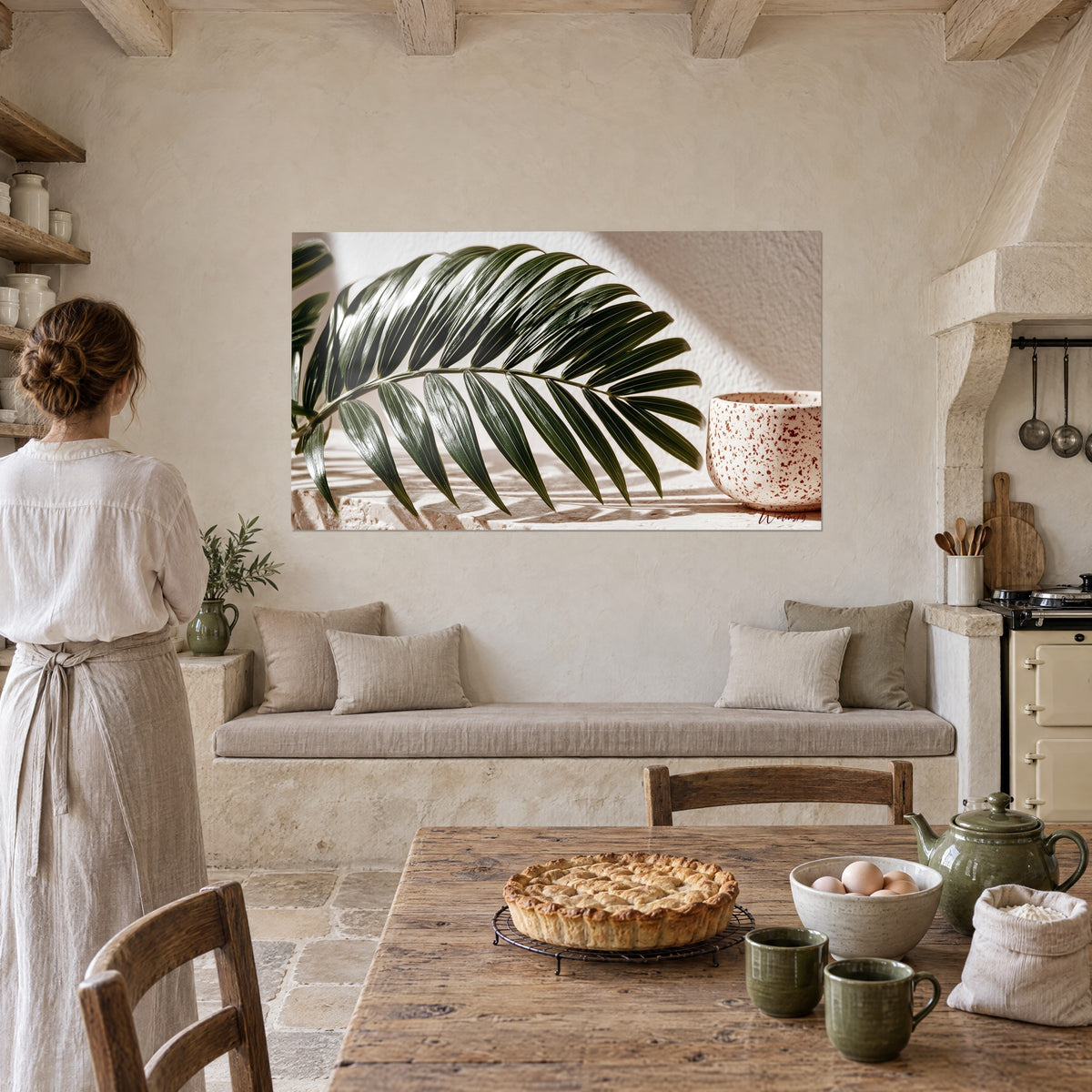 Schilderij flessengroene palmtak met lichte nerven, crèmekleurig ochtendlicht, tegenover een stenen keuken