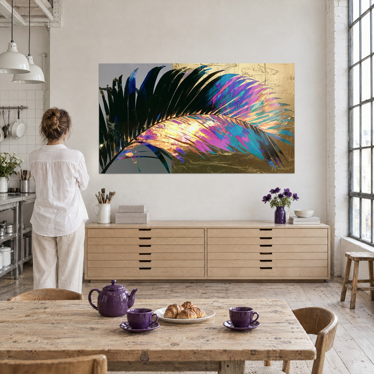 Tableau palme tropicale noire, magenta et turquoise sur or martelé, cuisine d'atelier avec théière violette, femme en chemise blanche de dos