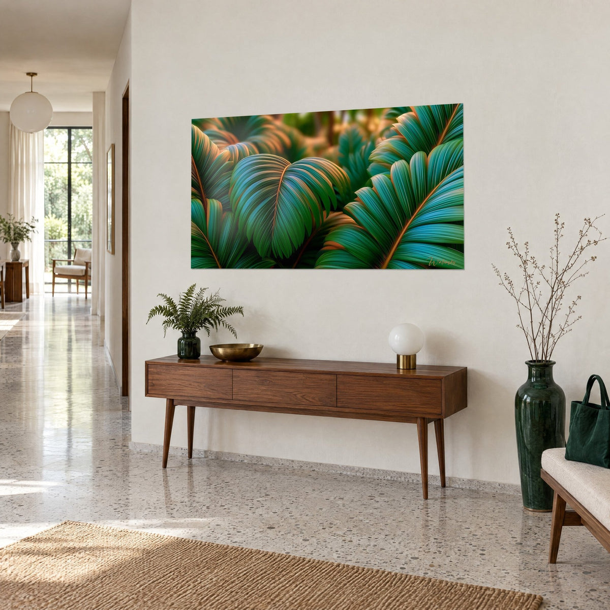 Cuadro de vegetación tropical densa en verde jade y naranja cobrizo, encima de una consola de madera en un pasillo claro