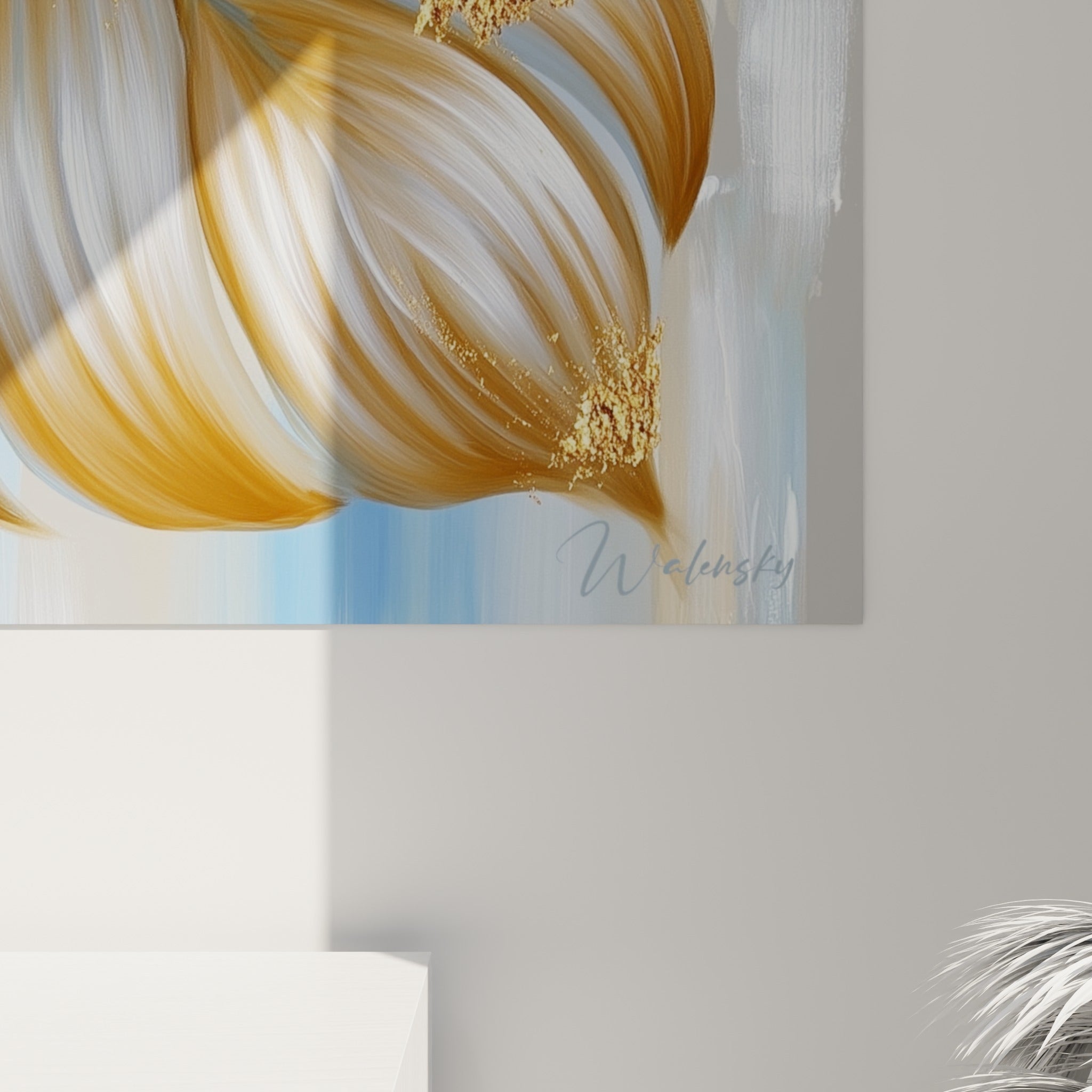 Empâtements dorés et bleus se mêlant sur la palme, grain peint visible, coulures d'or sur fond gris beige