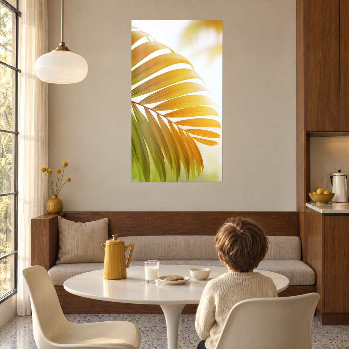 Tableau éventail de feuilles jaune d'or et vert olive, un enfant de dos devant une table ronde blanche dans un séjour lumineux