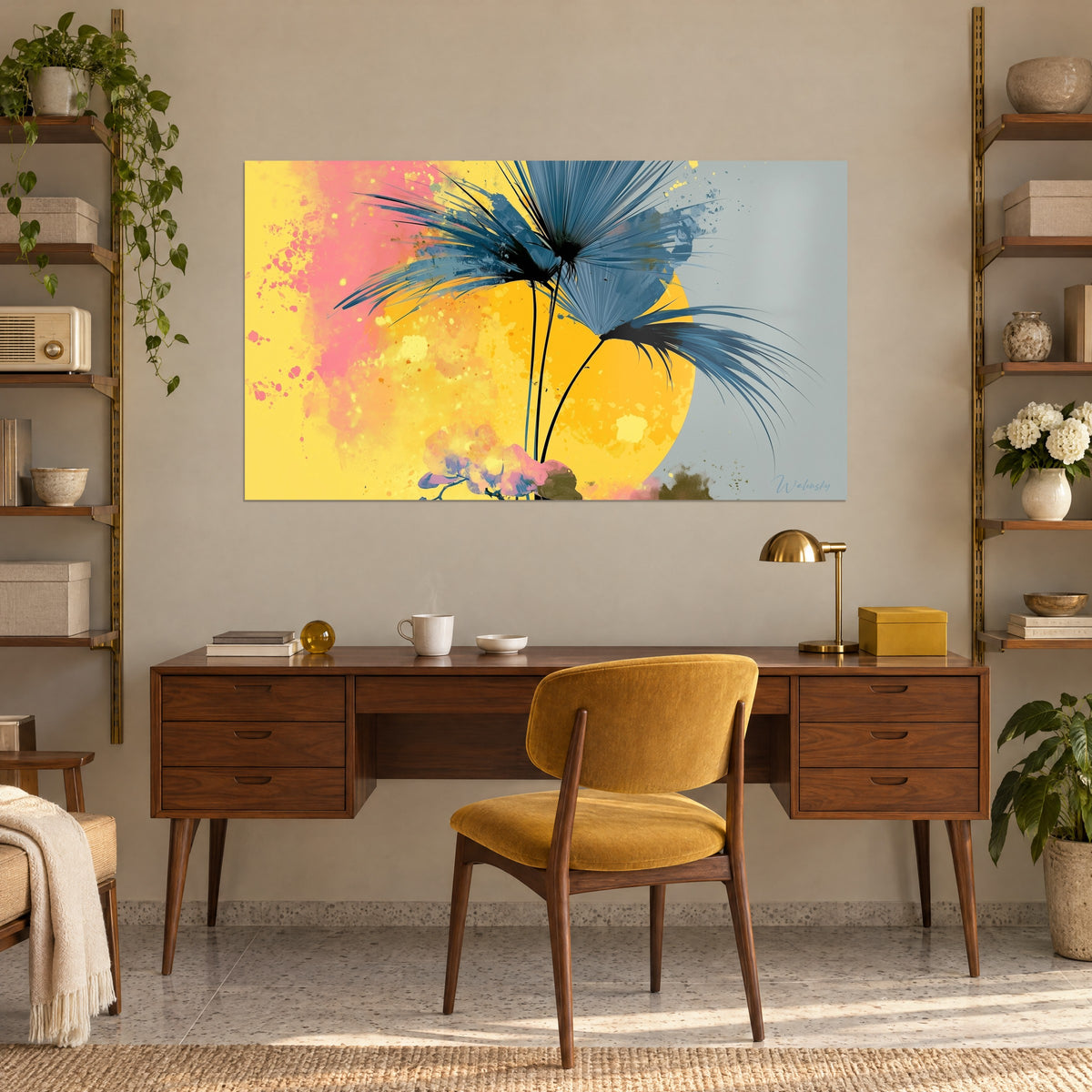 Tableau éventails de palmier bleu profond, soleil jaune moutarde, taches rose pâle et fond gris-bleu, accroché au-dessus d'un bureau en bois