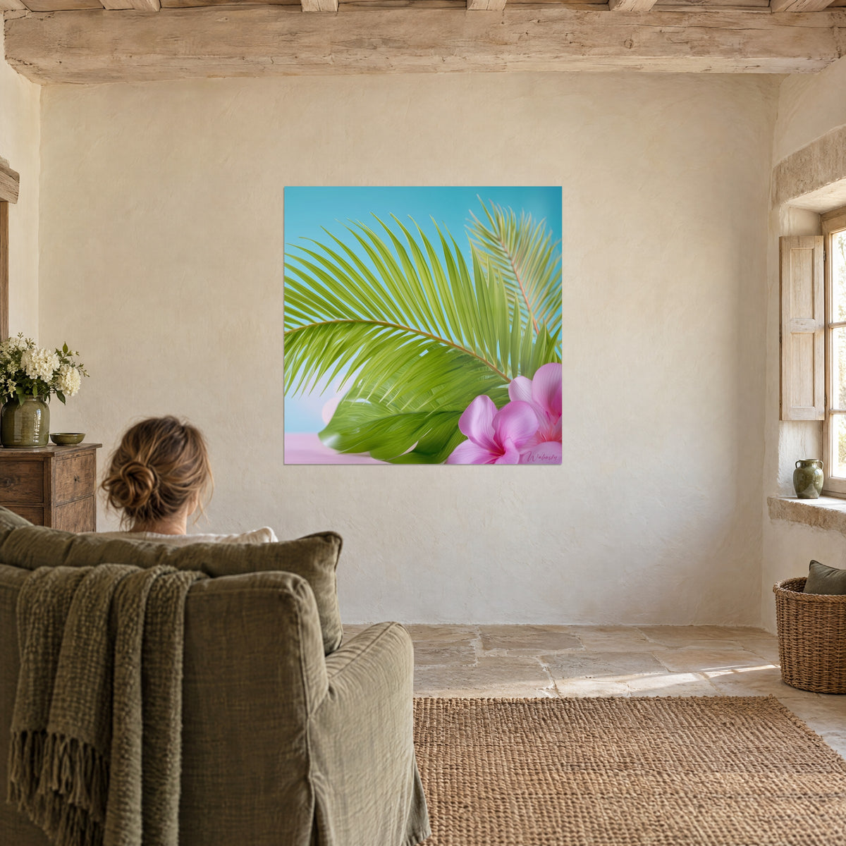 Tableau éventail de palmes vertes nervurées, corolles roses et fond bleu ciel, face à un fauteuil vert sauge