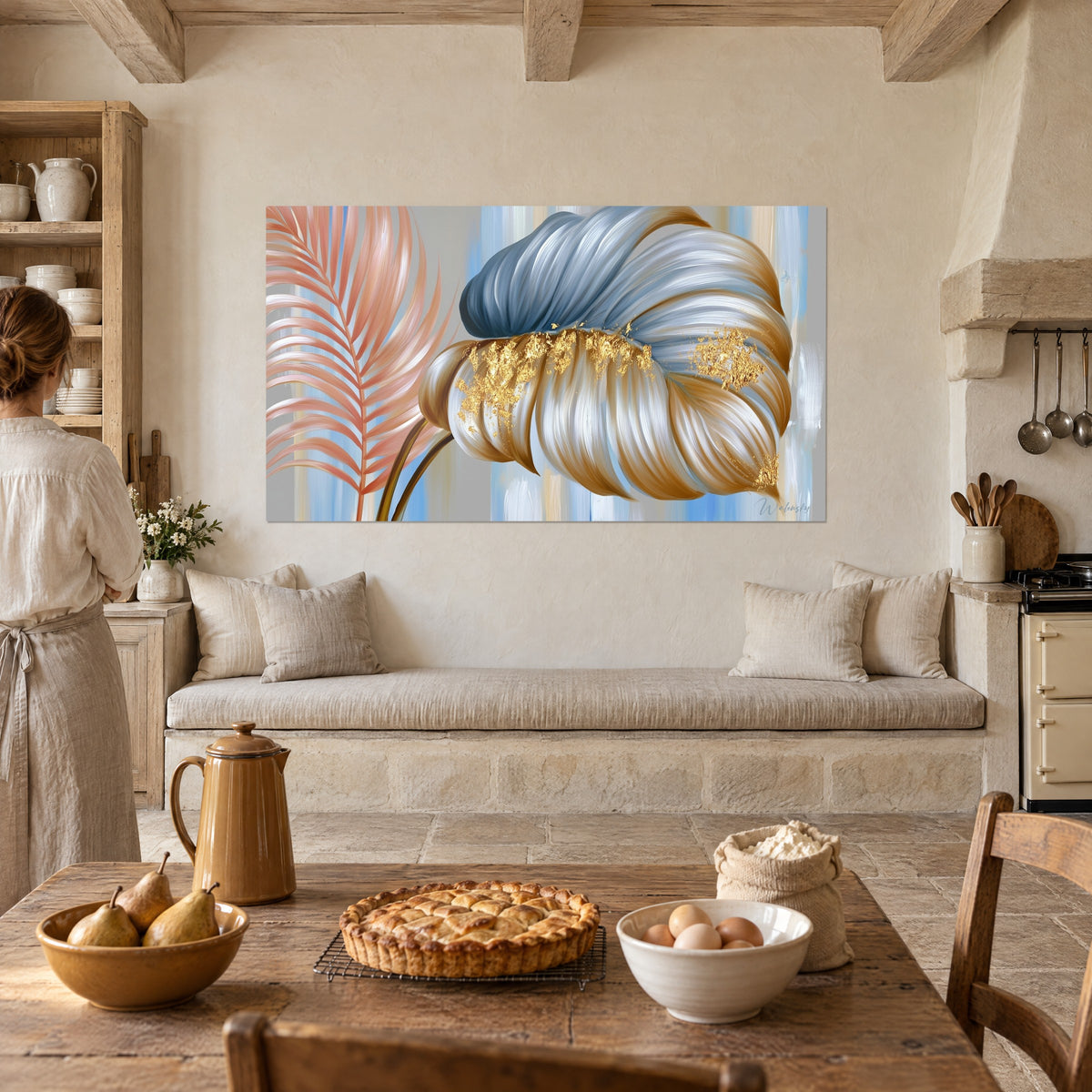 Tableau large feuille nacrée bleu ciel et or, nervures en relief, palme rose, sur un mur crépi près d'une cuisine rustique